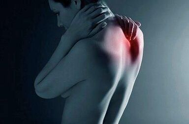 Durere între omoplați, a cărei cauză constă în patologiile coloanei vertebrale