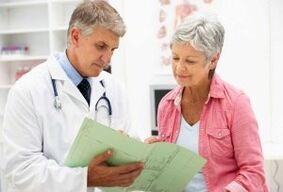 O femeie cu artrită la programarea unui medic pentru un medic